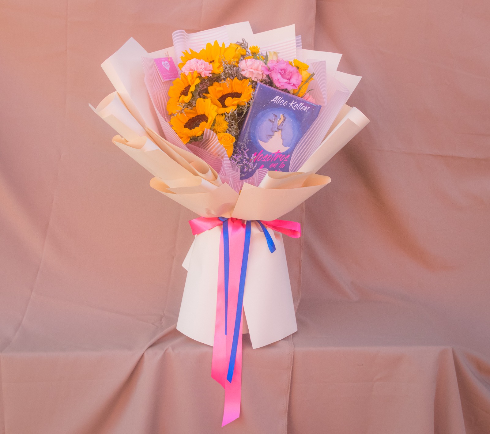 RAMO DE FLORES CHICO CON 1 LIBRO