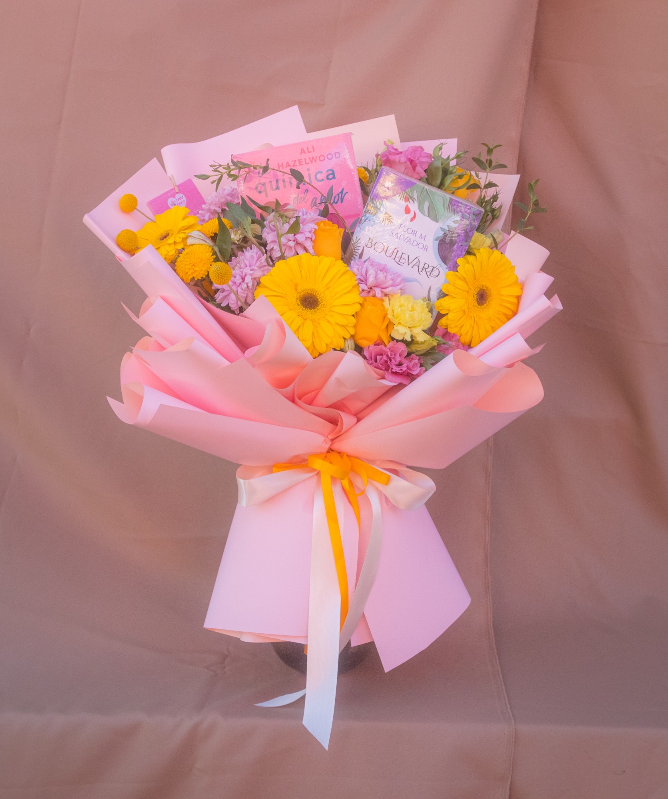 RAMO DE FLORES MEDIANO CON 2 LIBRO
